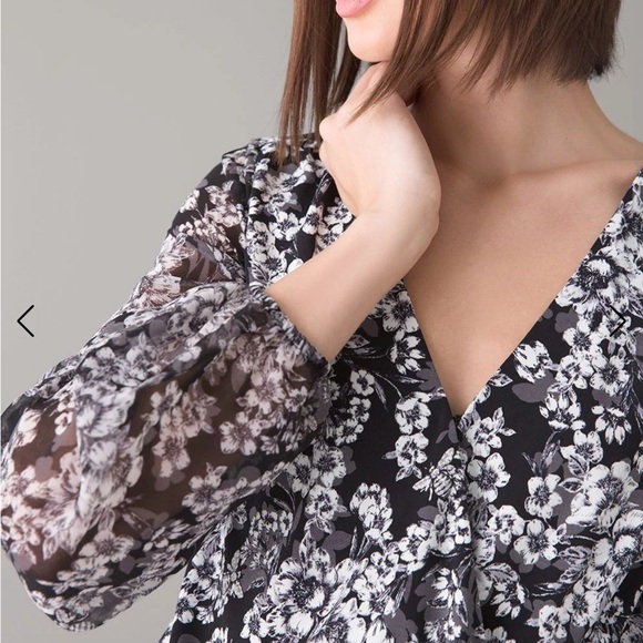 White House Black Market Matte Jersey Floral Surplice Blouse size XS - Picture 3 of 13